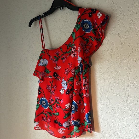 Gorgeous red floral asymmetrical blouse - Picture 3 of 5